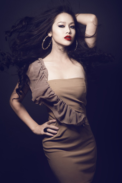 Nhật Kim Anh gợi cảm phong cách Tây cổ điển